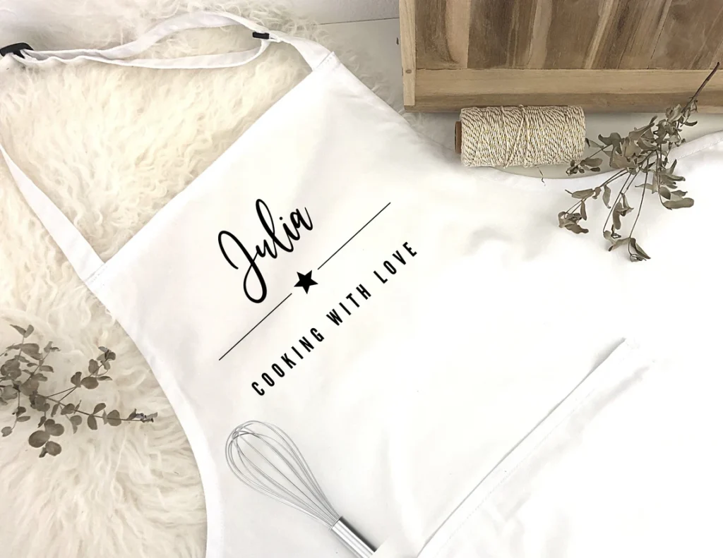 Personalisierte Geschenke wie diese Schürze mit Namen sind etwas Besonderes
